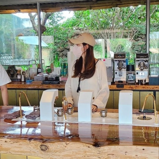 배우 박한별이 카페에서 일하는 모습이 포착됐다. SNS 캡처