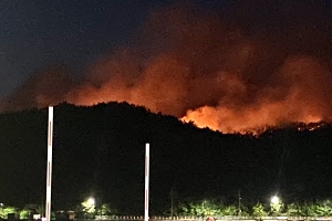 울진 산불 야간대응체계로 전환…헬기 30대 일단 철수
