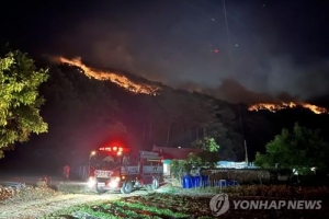 울진 산불 이틀째 헬기 37대 투입…진화율 65%