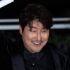 尹, 송강호 축전에 …“‘변호인’ ‘택시운전사’ 왜 뺐냐” 갑론을박