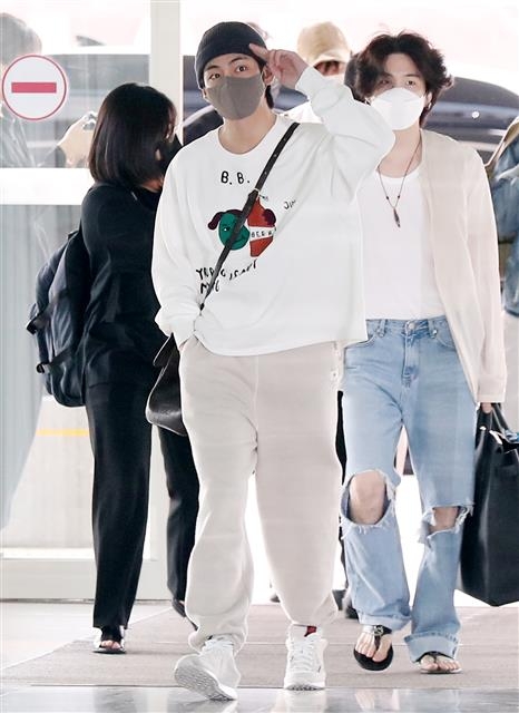 팬들 향해 출국인사 전하는 BTS 뷔