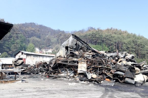 불에 탄 자동차정비소. 연합뉴스