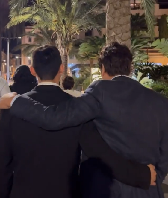 배우 송강호가 아들 송준평과 함께 걷는 모습. 사진=송준평 인스타그램