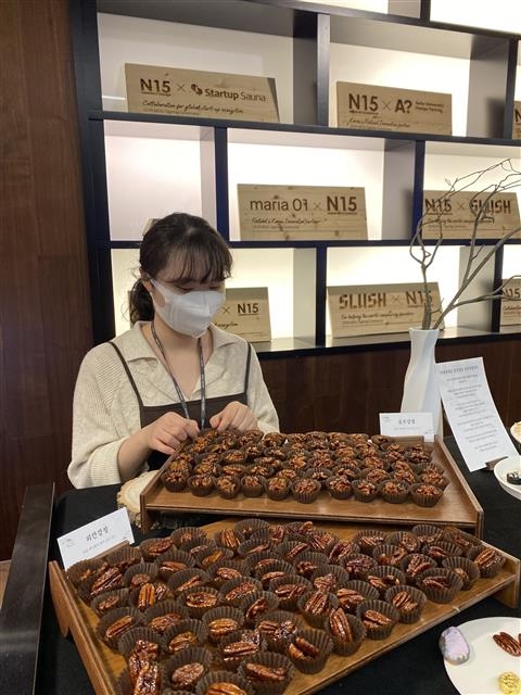 전통 다과를 판매하는 ‘연경당’ 사장 정연경씨가 지난해 11월 서울의 한 행사장에서 한식 다과를 준비하고 있다. 정연경씨 제공