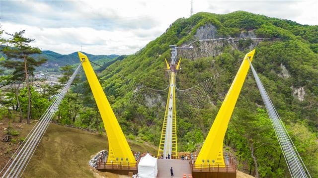 올 초 개장한 소금산 그랜드밸리에 있는 스카이타워와 울렁다리가 아찔하다. 2018년 연간 185만명의 관광객을 끌어들인 출렁다리(200m)보다 2배 이상 더 긴 울렁다리(404m)는 벼랑 위에서 걷는 스릴과 눈앞에 펼쳐진 절경을 동시에 느낄 수 있다. 원주시 제공