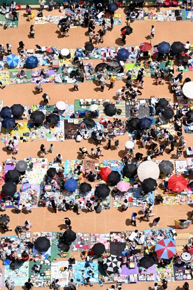 밖에 나가 모이는 계절