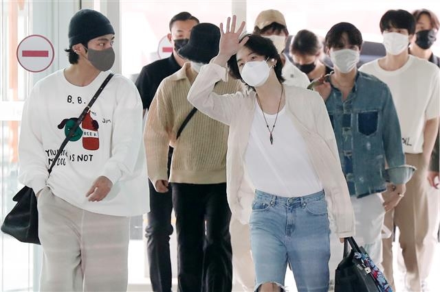 그룹 방탄소년단(BTS) 멤버들이 29일 오전 인천국제공항 제2여객터미널을 통해 미국 워싱턴으로 출국하며 팬들에게 인사를 전하고 있다. 2022.5.29 뉴스1