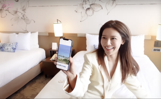 소녀시대 멤버이자 배우로도 활동 중인 최수영이 미국에서 여행 근황을 전한 가운데 광고촬영으로 하와이에 떠난 모습을 공개했다. 유튜브 캡처