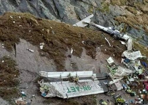 지난 29일 네팔 관광도시 포카라에서 이륙한 뒤 실종된 소형 여객기가 산악지대에 추락한 것으로 확인됐다. 네팔 군 트위터