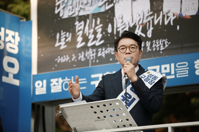 더불어민주당 정원오 성동구청장 후보가 유세를 통해 지지를 호소하고 있다. 정 후보 측 제공