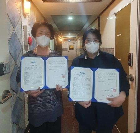 서울 마포구 관계자(오른쪽)가 고시원 관계자와 ‘복지 사각지대 및 사회적 고립 위기 가구 발굴·지원을 위한 업무 협약’을 맺고 기념 촬영을 하고 있다. 마포구 제공