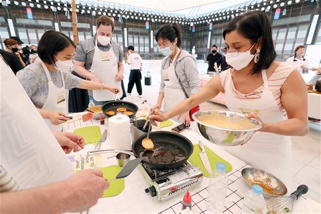 매콤·바삭한 한국 고추장전 맛
