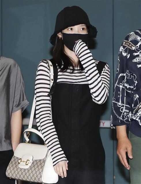 ‘브로커’의 배우 이지은(아이유)이 ‘제75회 칸 국제영화제’를 마치고 30일 인천국제공항을 통해 귀국해 인사를 하고 있다. 2022.5.30 뉴스1