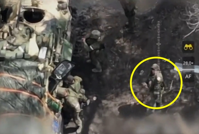 우크라이나군 드론을 향해 손가락 욕설을 날린 러시아 병사. 트위터
