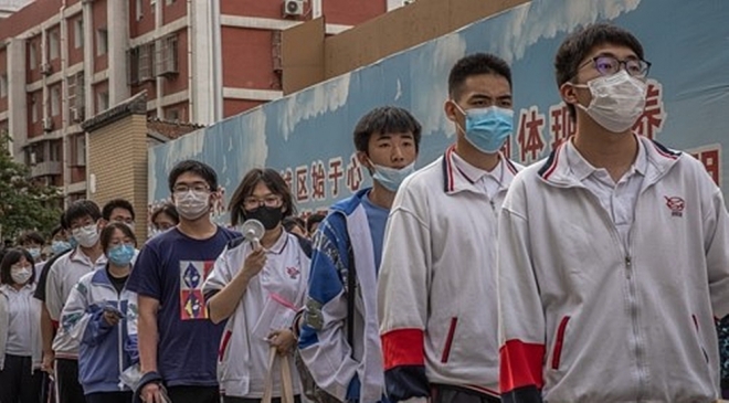 지난해 중국 수험생들이 시험장 입장을 기다리고 있던 모습이다. EPA연합뉴스DB