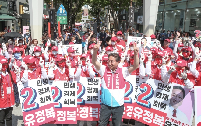 국민의힘 유정복 인천시장 후보가 31일 부평문화의거리에서 집중유세를 펼치며 지지를 호소하고 있다. 유 후보 선대위 제공