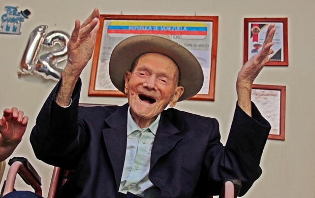 2022년 1월 24일(이하 현지시간) 당시 112세였던 후안 비센테 페레스 모라 할아버지의 모습. 기네스북은 5월 17일 할아버지가 세계 최고령자가 됐다고 밝혔다./AFP 연합뉴스