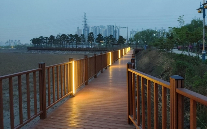 밤 시간대 전망데크 모습