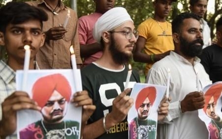 인도 펀자브주에서 래퍼 시두 무스왈라의 죽음을 추모하는 팬. AFP 연합뉴스