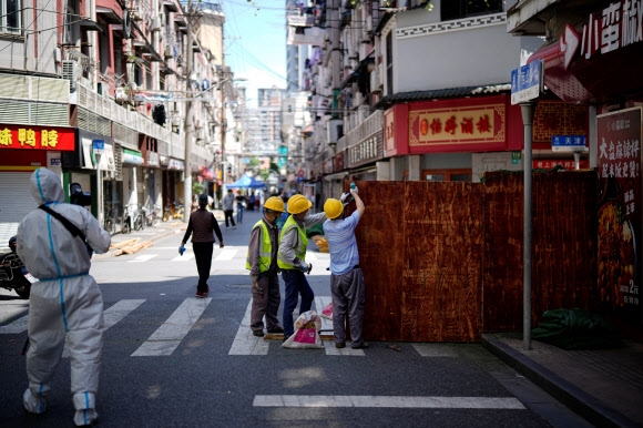 중국 상하이에서 두 달 동안 실시됐던 봉쇄 조치 해제를 하루 앞둔 31일 근로자들이 주민 이동제한을 위해 주택가에 설치됐던 장벽을 철거하고 있다. 상하이 로이터 연합뉴스