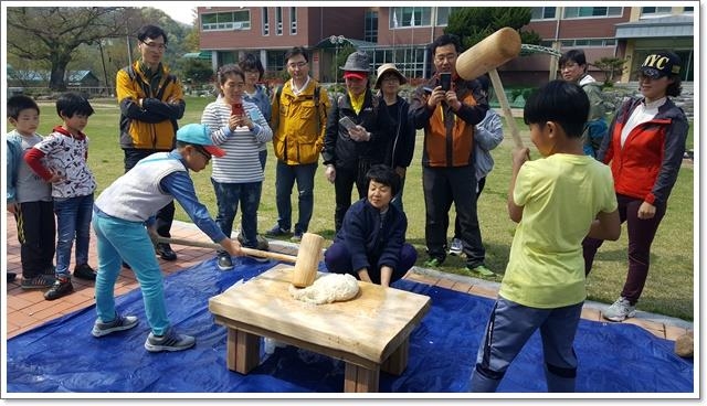 떡메치기를 하는 농촌 체험프로그램 참가자들.  경북도 제공