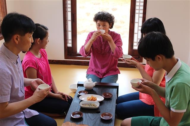 관광객들이 다도 체험을 하고 있다. 경북도 제공