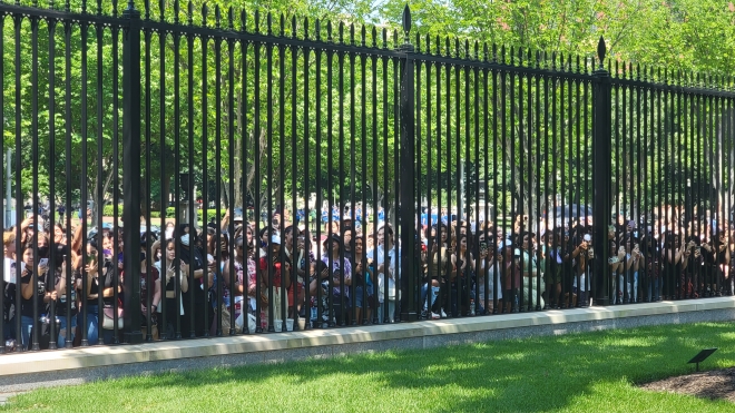 방탄소년단이 31일(현지시간) 백악관 기자실을 방문한 가운데 백악관 인근에 몰린 팬들. 워싱턴공동취재단