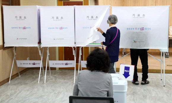 8회 전국동시지방선거와 국회의원 재·보궐선거가 함께 치러진 1일 오전 대구 남구 봉덕1동 제1투포소에서 시민들이 투표하고 있다. 2022.6.1 연합뉴스