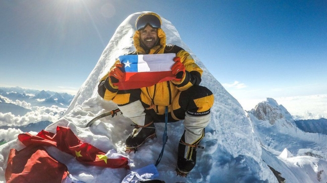 지난해 K2에서 스러진 칠레 산악인 후안 파블로 모르. 그가 창립한 비영리 법인 ‘Deporte Libre’는 버려진 공공장소를 암벽등반, 스포츠 공간으로 탈바꿈시키는 일을 해 불우한 칠레 어린이들을 돕고 있다. Deporte Libre 제공 영국 BBC 홈페이지 재인용 