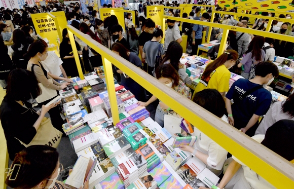 1일 서울 코엑스에서 열린 국제도서전을 찾은 시민들이 책을 살펴보고 있다. 2022.6.1 박지환기자