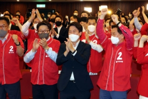 국민의힘 “이겼다”… 출구조사 결과에 일제히 환호