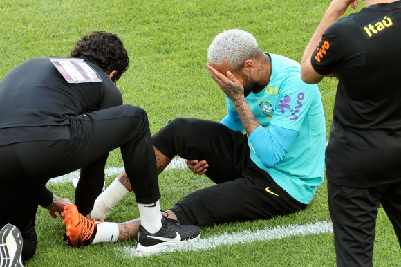 네이마르 1일 브라질 대표팀 공개훈련 중 발등을 다쳐 응급조치를 받고 있는 네이마르.