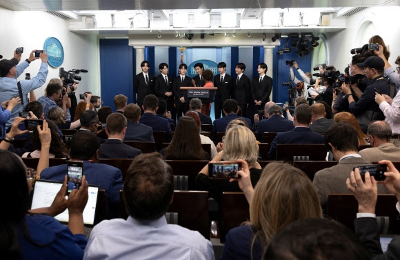 BTS 등장에 백악관 기자들 ‘깜짝’