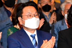 ‘가로등에 전기차 7배속 충전기’ 우수 사례로