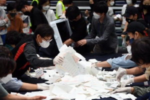 118세 할머니·18세 학생 ‘소중한 한표’… 은행·씨름장까지 투표소로