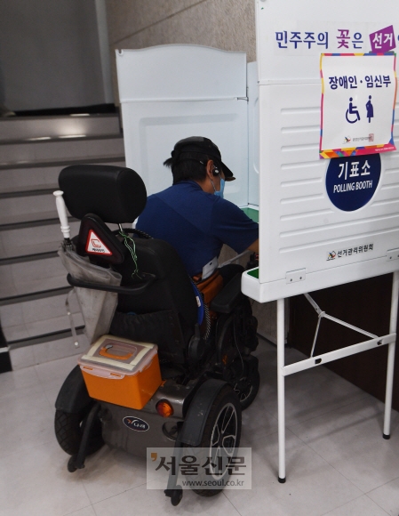 몸이 불편해도 제8회 전국동시지방선거가 열린 1일 서울 구로구 구로구민회관에 마련된 투표소에서 전동휠체어를 탄 시민이 소중한 한 표를 행사하고 있다. 안주영 전문기자