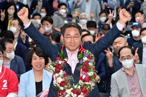 인천시장 ‘전현직 리턴매치’… 유정복, 박남춘에 설욕