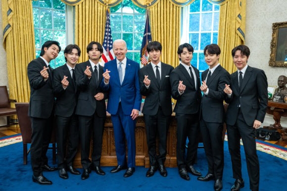 세계적인 케이팝 스타 방탄소년단(BTS)이 한국 아티스트로는 처음으로 미국 워싱턴DC 백악관을 방문해 조 바이든 미국 대통령과 기념 사진을 찍고 있다. 2022.5.31 빅히트뮤직 제공