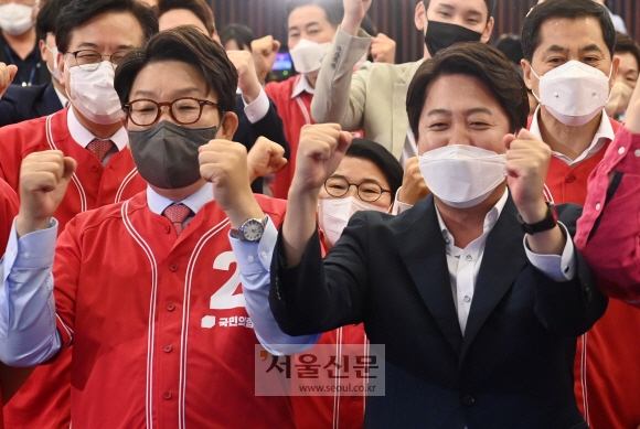 1일 서울 여의도 국회도서관에 마련된 ‘국민의힘 제8회 지방선거 개표상황실’에서 이준석 상임선대위원장과 권성동 공동선대위원장 등 참석자들이 출구조사 결과를 보며 환호하고 있다. 2022.06.01 김명국 기자