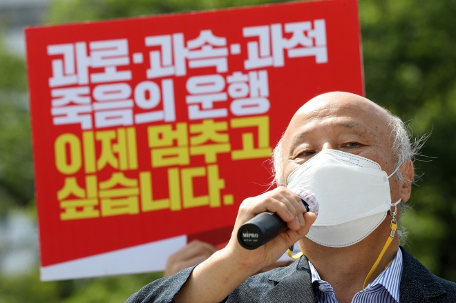 박석운 전국민중행동 공동대표가 2일 오전 서울 용산구 대통령집무실 앞에서 화물연대본부 총파업 지지 운수노동자?시민사회 공동기자회견에 참석해 오는 7일 화물연대본부의 총파업과 관련해 발언하고 있다. 2022.06.02. 뉴시스