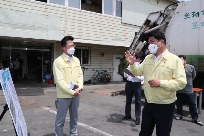 6.1지방선거에서 승리해 재선에 성공한 박준희 관악구청장이 2일 업무에 복귀해 현장 점검을 하고 있다.  관악구 제공