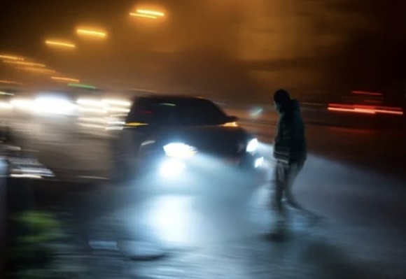 새벽 어두운 옷 입고 무단횡단하는 보행자 치어 사망케 한 운전자 무죄. 무단횡단 자료사진. 123RF 제공