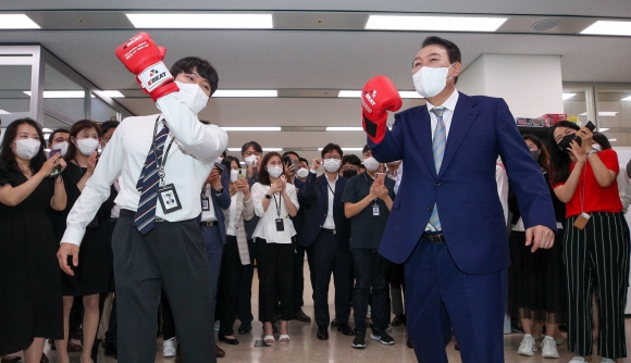 생산과 투자, 소비 등이 동시 악화하는 등 우리 경제가 대내외적 위기를 맞고 있는 가운데 경제활력 회복을 위해 규제철폐 등 개혁이 시급하다. 사진은 윤석열 대통령이 지난 달 26일 정부세종청사에서 권투 글로브를 선물 받은 뒤 ‘규제 타파’ 등을 외치며 어퍼컷 세리머니를 하는 모습.  박지환 기자