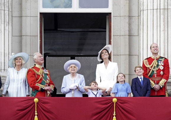영국 여왕 즉위 70주년… 공군 축하 비행 보는 왕실 가족