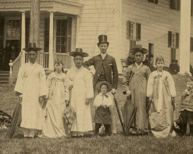 1889년 5월 6일 마운트 버넌을 방문한 공관원들. 왼쪽부터 이하영, 이채연의 부인, 이채연, 가장 오른쪽 두 명은 이완용과 그의 처. 주미대한제국공사관 제공
