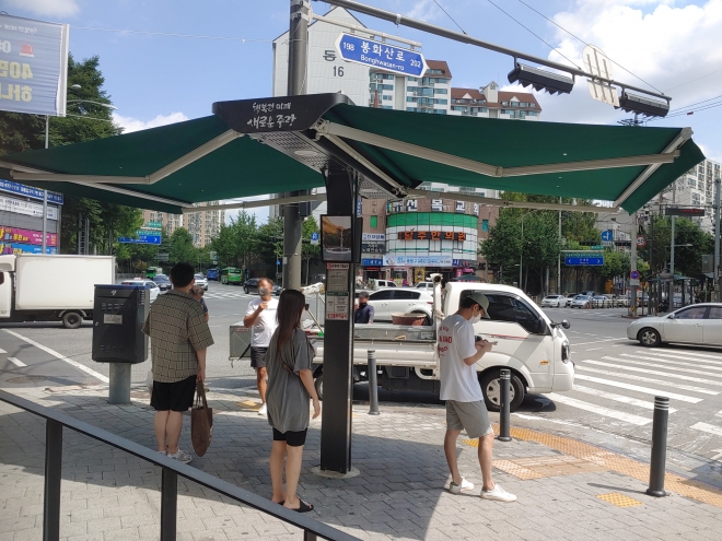 서울 중랑구청 사거리에 설치된 스마트 그늘막 모습. 중랑구 제공