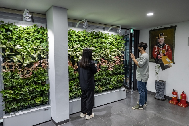 서울 광진구 중곡1동주민센터에 조성된 ‘스마트가든’. 광진구 제공