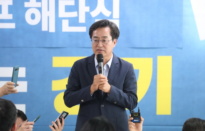 김동연 경기지사 당선자가 3일 오전 수원시 인계동 마라톤빌딩 선대위 사무실에서 열린 해단식에서 인사말을 하고 있다. 선거캠프 제공
