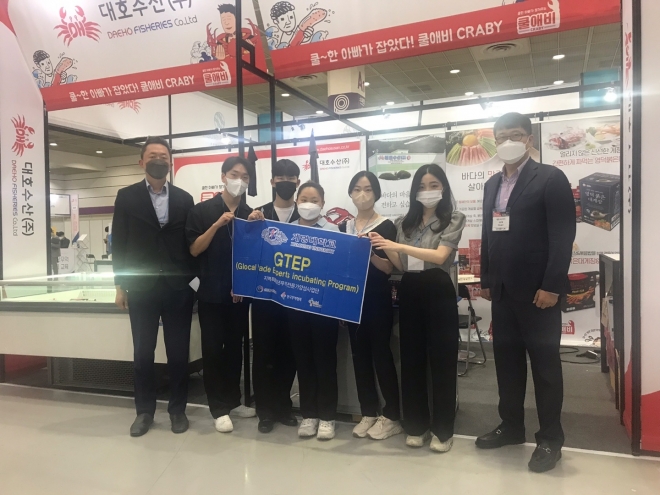 (계명대)계명대GTEP학생들이 제17회 서울국제수산식품전시회에 대호수산과 함께 참가해 전시기획부터 마케팅까지 전반적인 업무를 수행했다