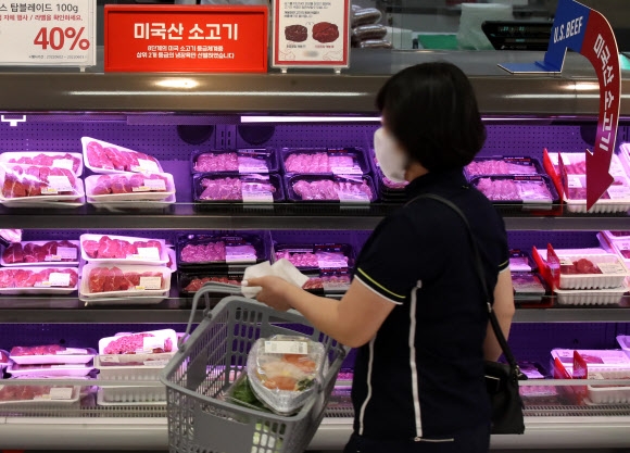 5월 생활 물가 상승률이 무려 6.7%를 기록한 가운데 3일 서울 시내 대형마트에서 한 소비자가 축산물의 가격표를 확인하고 있다. 뉴시스